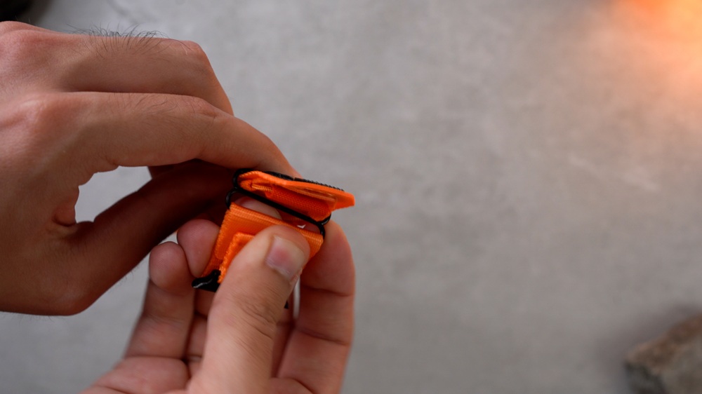 Przekładanie paska ERBORD Runner przez sprzączkę