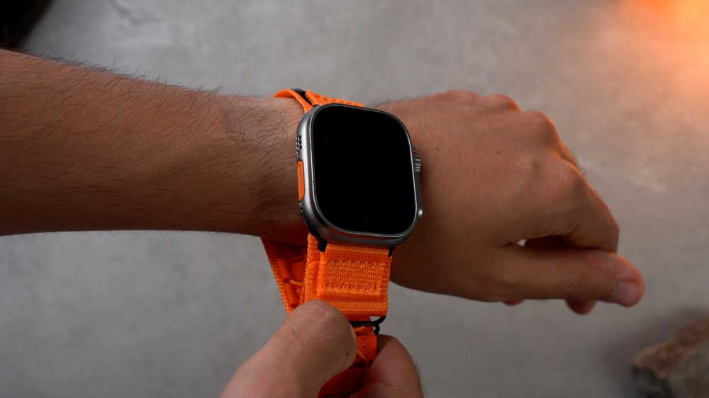 Zapinanie paska ERBORD Runner na nadgarstek